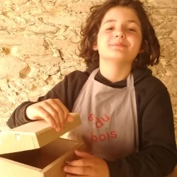 Enfant et coffre au trésor